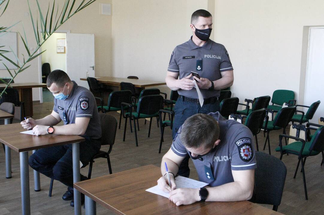 Saugumas: penktadienį pirmieji pareigūnai gavo skiepus nuo COVID-19.