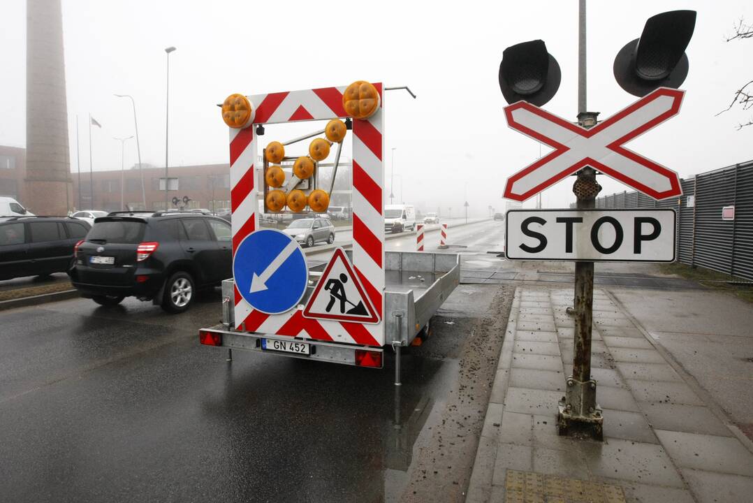 Darbai: vairuotojus erzinusių duobių Liepų gatvės pabaigoje turėtų nelikti. Vandentiekininkai pakeitė šulinių dangčius, netrukus bus klojamas asfaltas.