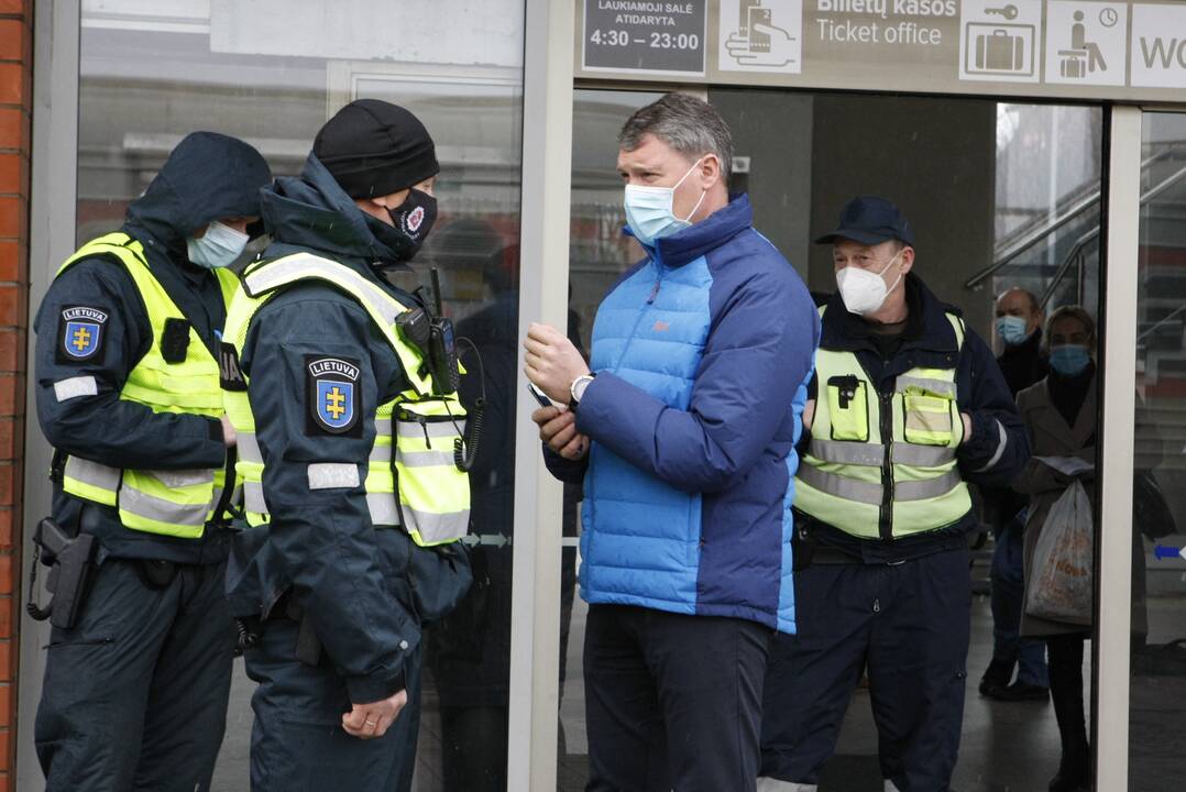 Tvarka: keliaujančiųjų be rimtos priežasties iš traukinio nelaipins, bet baudos išvengti nepavyks.
