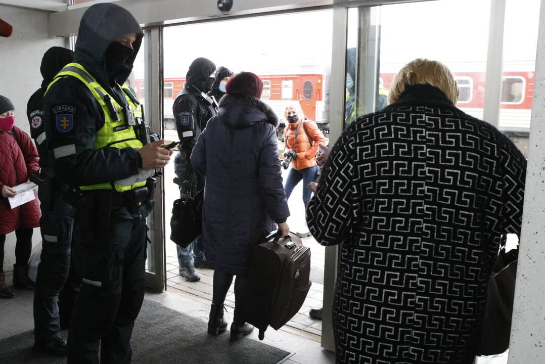 Tvarka: keliaujančiųjų be rimtos priežasties iš traukinio nelaipins, bet baudos išvengti nepavyks.