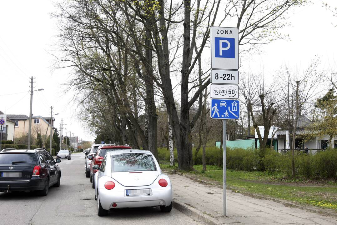 Įkurdino: šalia Poilsio parko pastatytas naujas parkomatas ir kelio ženklai.