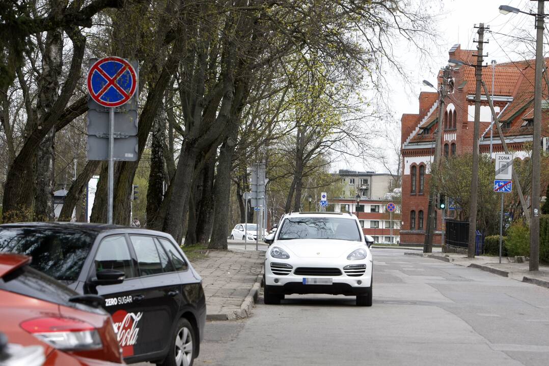 Įkurdino: šalia Poilsio parko pastatytas naujas parkomatas ir kelio ženklai.