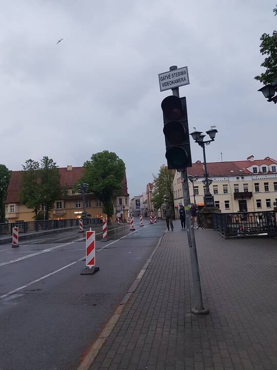 Ribojimai: dėl Biržos tilto remonto darbų laikinai sumažintas leistinas greitis Tiltų gatve.
