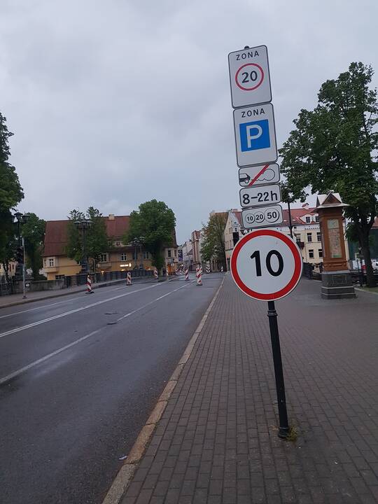 Ribojimai: dėl Biržos tilto remonto darbų laikinai sumažintas leistinas greitis Tiltų gatve.