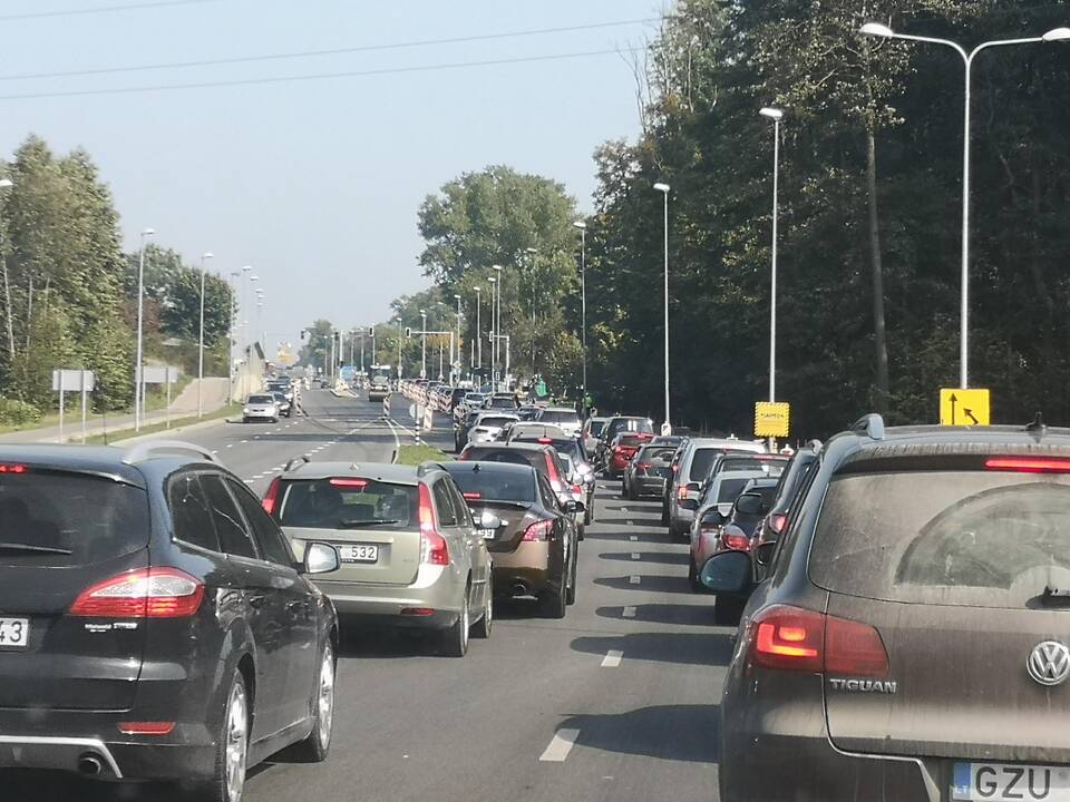 Darbai: Liepų gatvės sankryžoje su Arimų ir Jaunystės gatvėmis kelininkai savaitgalį pradėjo kloti asfaltą.