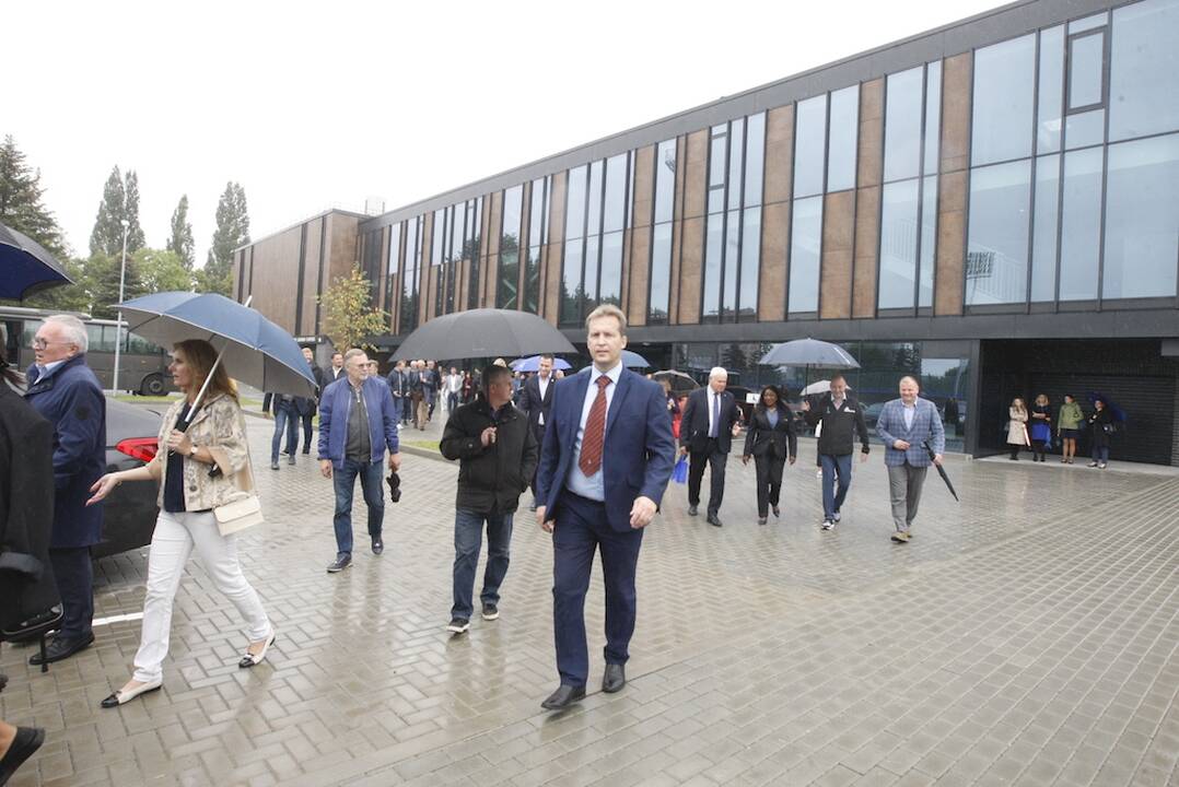 Centras: vasarą Klaipėdoje Paryžiaus Komunos gatvėje buvo pabaigtas statyti dar vienas didelis sporto objektas, kuriame įrengtos ir jaunimo veikloms pritaikytos erdvės.