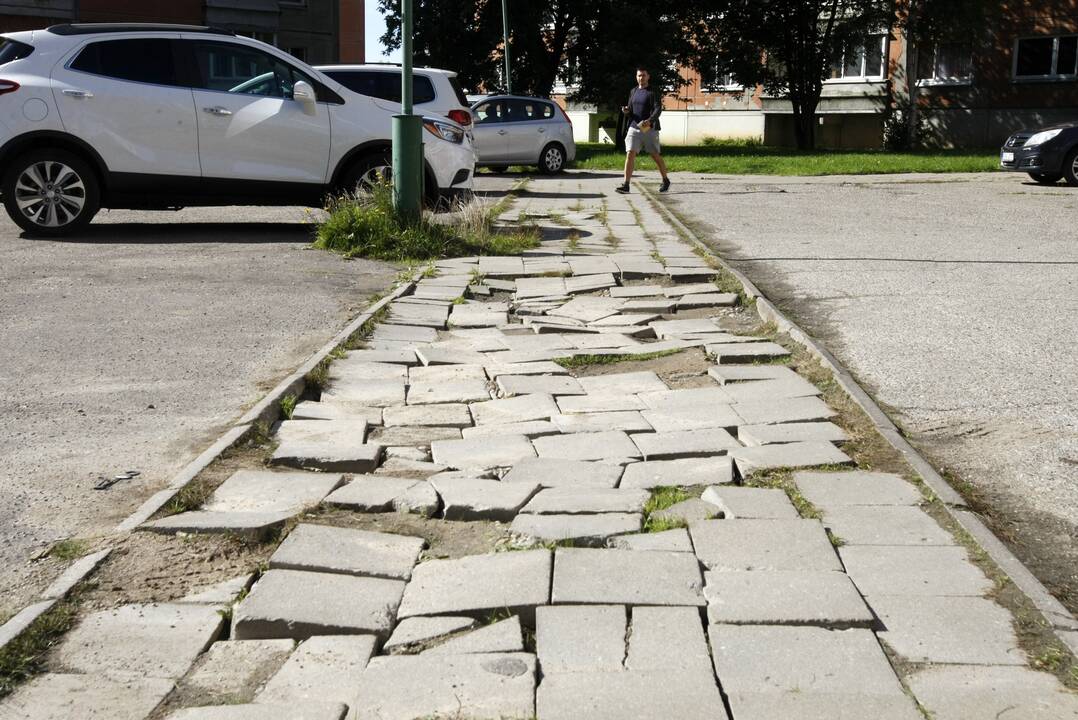 Rekonstrukcija: Kuncų gatvėje atliekami šaligatvių atnaujinimo darbai. Šaligatvis prieš ir po remonto akivaizdžiai skiriasi.