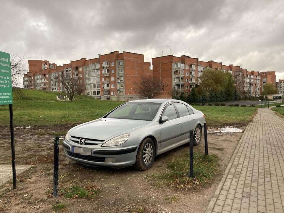 Situacija: Klaipėdos savivaldybės viešosios tvarkos sergėtojai primena, kad už taip pastatytą automobilį tikrai grės bauda.