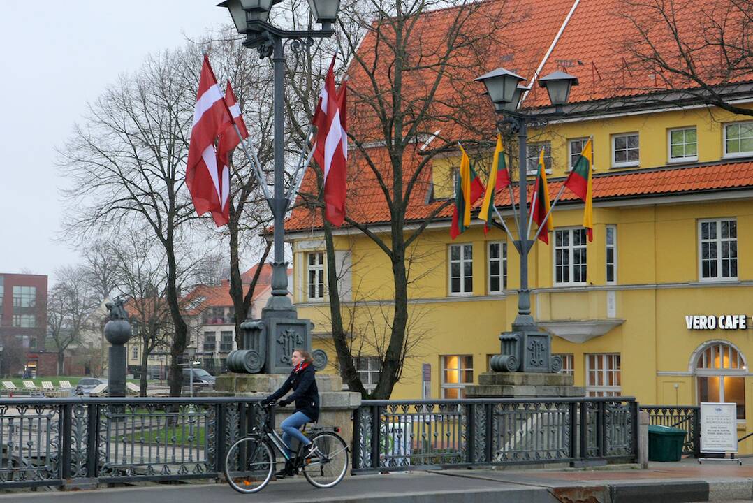 Papuošė: Žvejų rūmų atstovai tikino, kad ant Biržos tilto vėliavos nuo šiol plazdės dažniau, ne tik valstybinių švenčių proga.