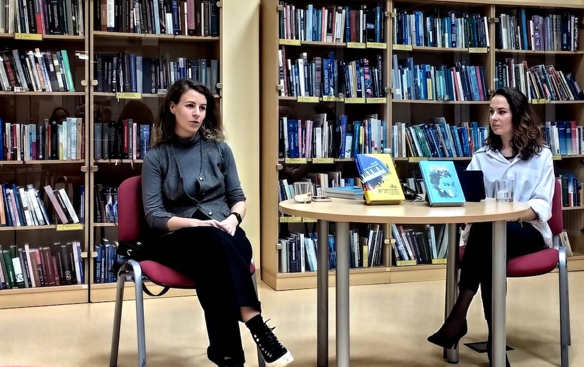 Dalyvavo: rašytoją A.Kavaliauskaitę (kairėje) kalbino vyriausioji bibliotekininkė Inesa Atkočaitienė.
