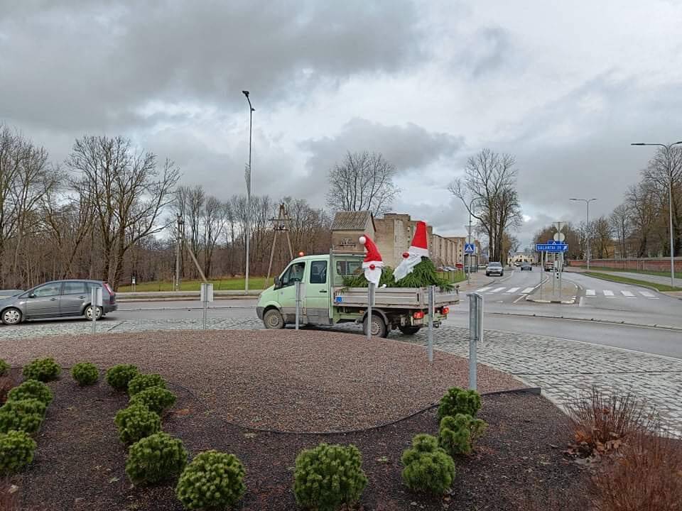 Įsikūrė: atvykstančiuosius į Kretingą pasitinka žaliaskariai nykštukai.