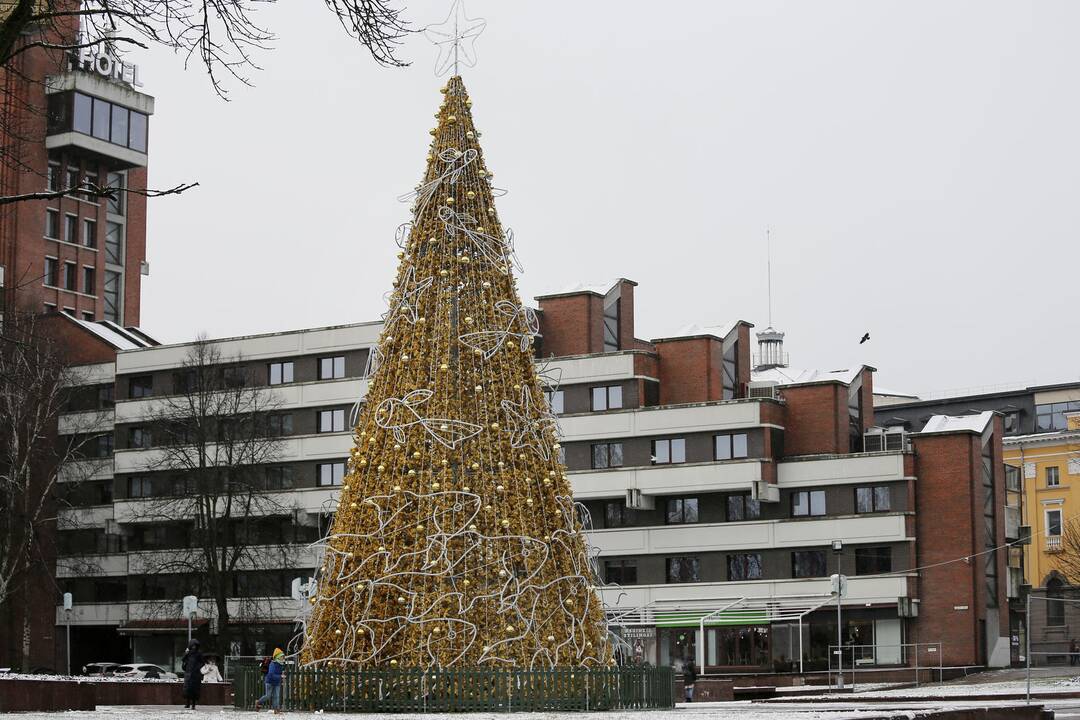 Pasiruošimas: jau paskelbtas konkursas kalėdinės eglės ir šventinių puošmenų nuomai Atgimimo aikštėje.