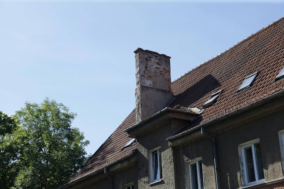 Įspėja: Tilžės g. 37-ojo namo gyventojai turėtų rimtai susirūpinti savo balkonų būkle.