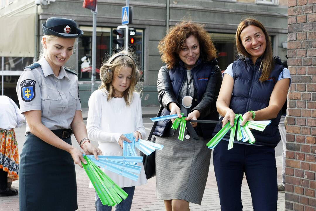 Reakcija: praeiviai noriai priėmė atšvaitus iš Klaipėdos mero V.Grubliausko rankų.