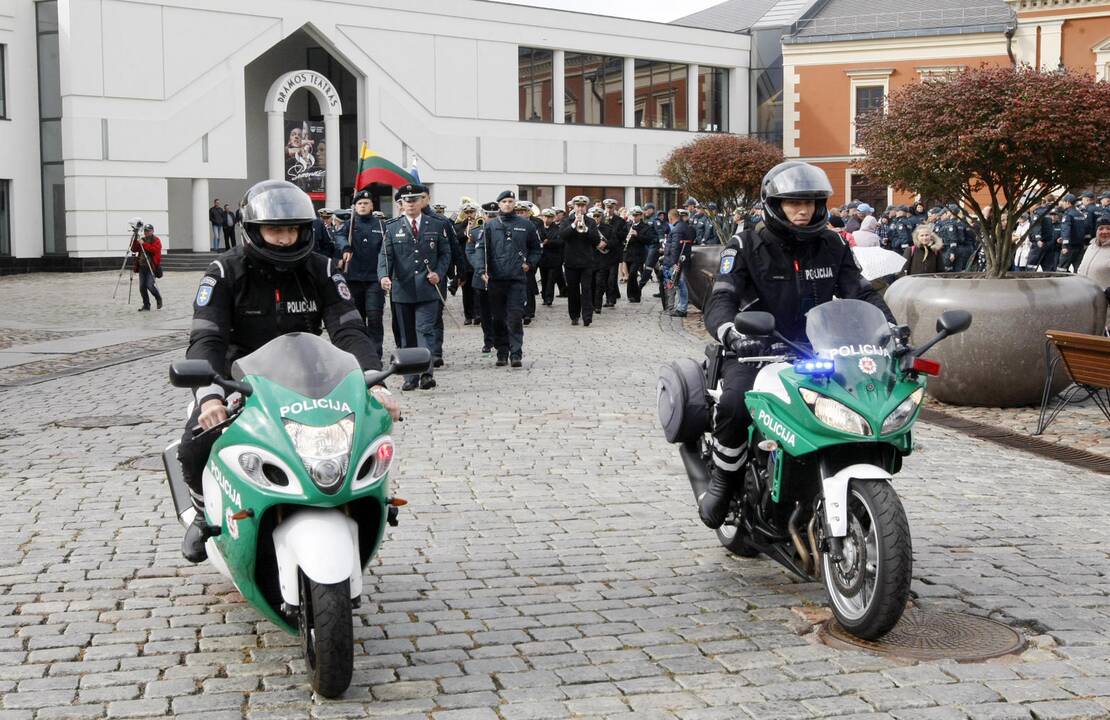 Priesaika: šiemet tarnauti žmonių gerovei prisiekė nemažai merginų.