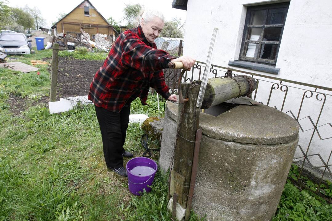 Vanduo: vos porą šimtų eurų pensijos gaunanti V.Tamošauskienė kelerius metus prašinėjo pagalbos dėl vandentiekio ir nuotekų tinklų įvedimo.