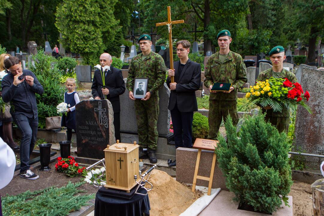 Ceremonija: penktadienį Kaune Panemunės kapinėse į šeimos kapą perlaidotas nepriklausomos Lietuvos jūrų karininkas R.B.Nakas.