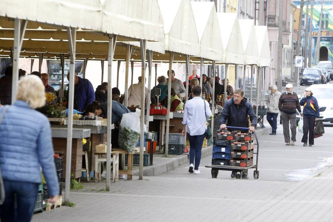 Nyksta: Senajame turguje atsilaisvina vis daugiau prekystalių – turgavietės perspektyva kol kas nėra labai aiški.