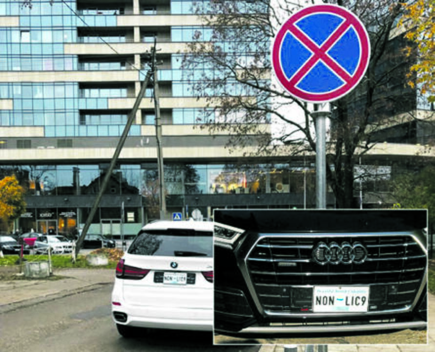 Prisuko: du skirtingų spalvų ir modelių automobiliai ne tik į trasą kartkartėmis išlekia tuo pačiu valstybiniu numeriu, bet ir drąsiai paliekami ties draudžiamaisiais ženklais.