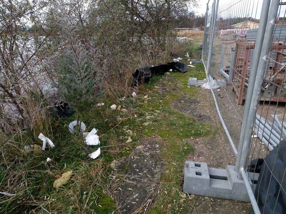 Aplinka: prabangius viešbučio tipo apartamentus statantys rangovai, sugėdinti gyventojų, mėgina sėti abejonių, jog visos šios šiukšlės gali būti ir visai ne jų paliktos statybinės atliekos.
