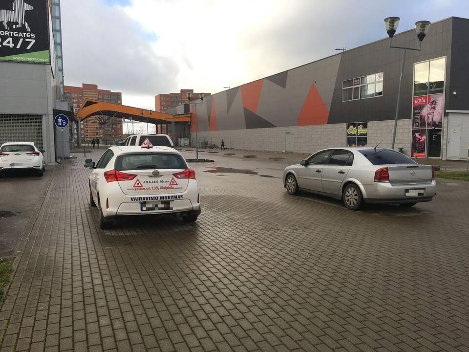 Užfiksavo: pėsčiųjų take paliktas vairavimo mokyklos automobilis, pasak instruktoriaus, – nieko tokio.