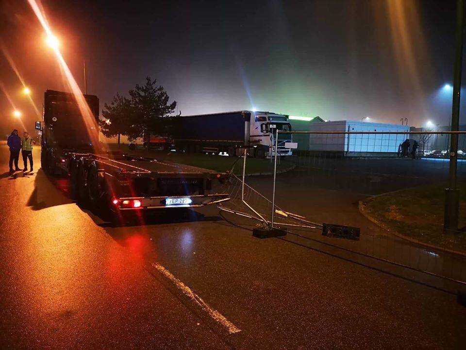 Nuostoliai: girtas baltarusis, išvertęs svetimą tvorą, ne tik atsidūrė areštinėje, bet ir suka galvą, ar policija nekonfiskuos vilkiko.