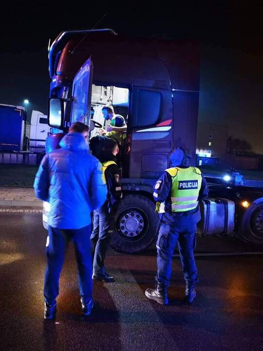 Nuostoliai: girtas baltarusis, išvertęs svetimą tvorą, ne tik atsidūrė areštinėje, bet ir suka galvą, ar policija nekonfiskuos vilkiko.
