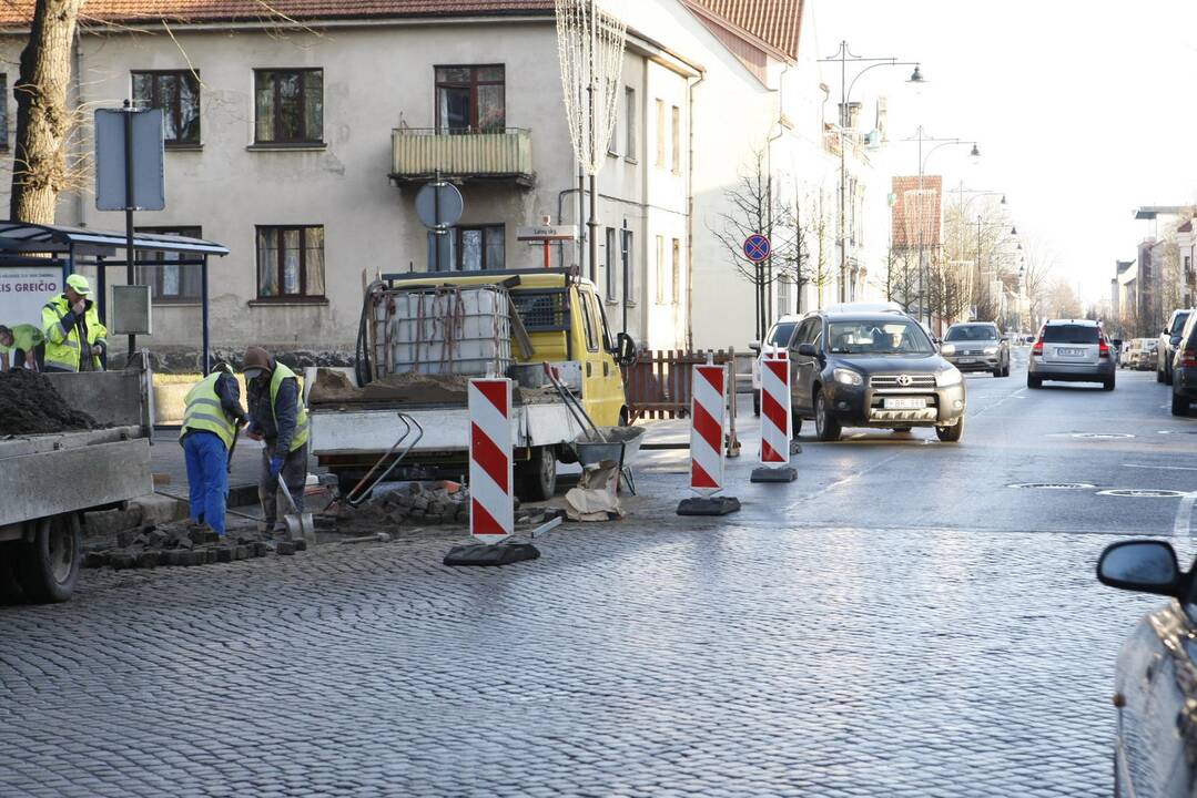 Remontas: Liepų gatvėje, ties sankryža su K.Donelaičio gatve, darbininkai ėmė tvarkyti grindinį.