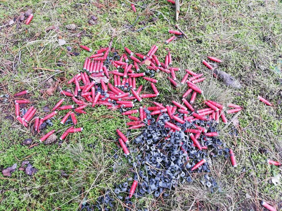 Praktika: kariniai mokymai Kairiuose ne pirmą kartą baigiasi miško šiukšlinimu. Klaipėdietė užfiksavo, ką miške palieka čia puotavusieji.