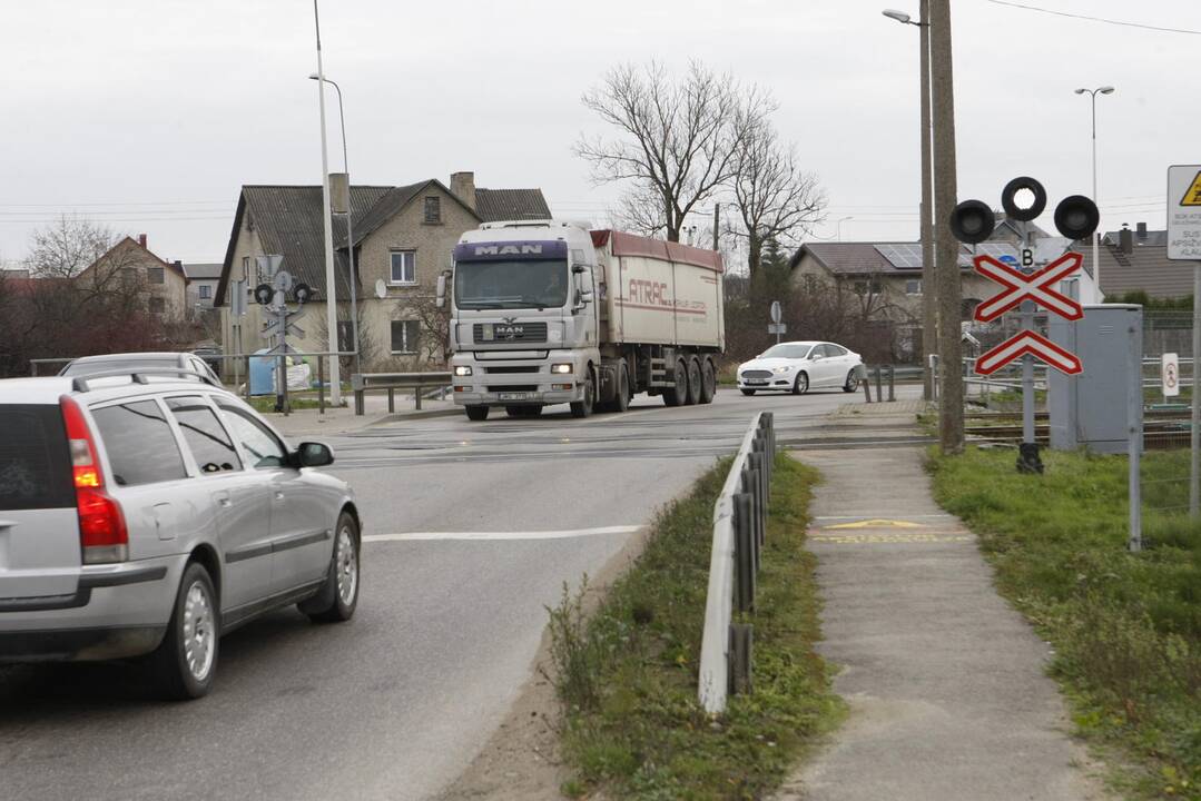 Įsiūtis: anot gyventojų, Rimkų pervaža lyg tyčia uždaroma didžiausio transporto srauto metu.