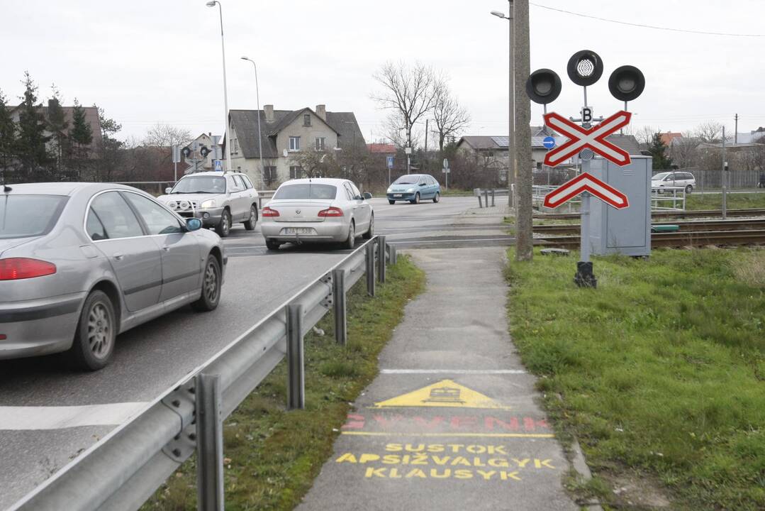 Įsiūtis: anot gyventojų, Rimkų pervaža lyg tyčia uždaroma didžiausio transporto srauto metu.