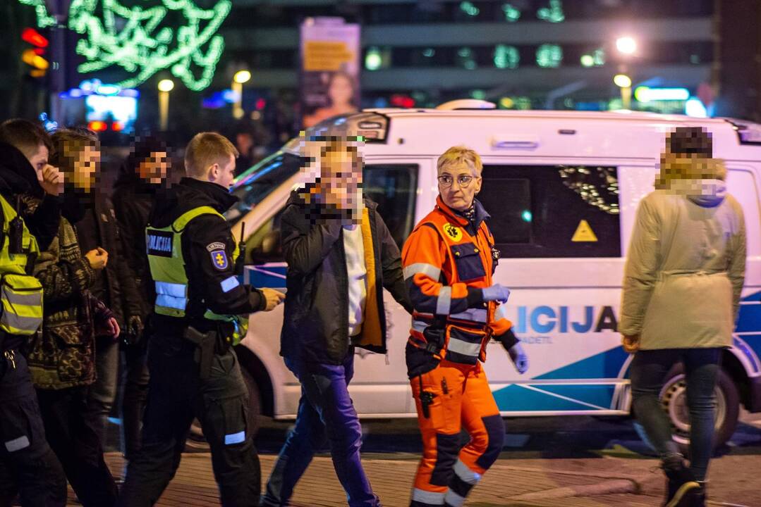 Nukentėjo: netoli paminklo "Arka" kažkieno paleistas sprogmuo nudegino niekuo dėtam žmogui kaklą ir sukrėtė jo šeimos narius.