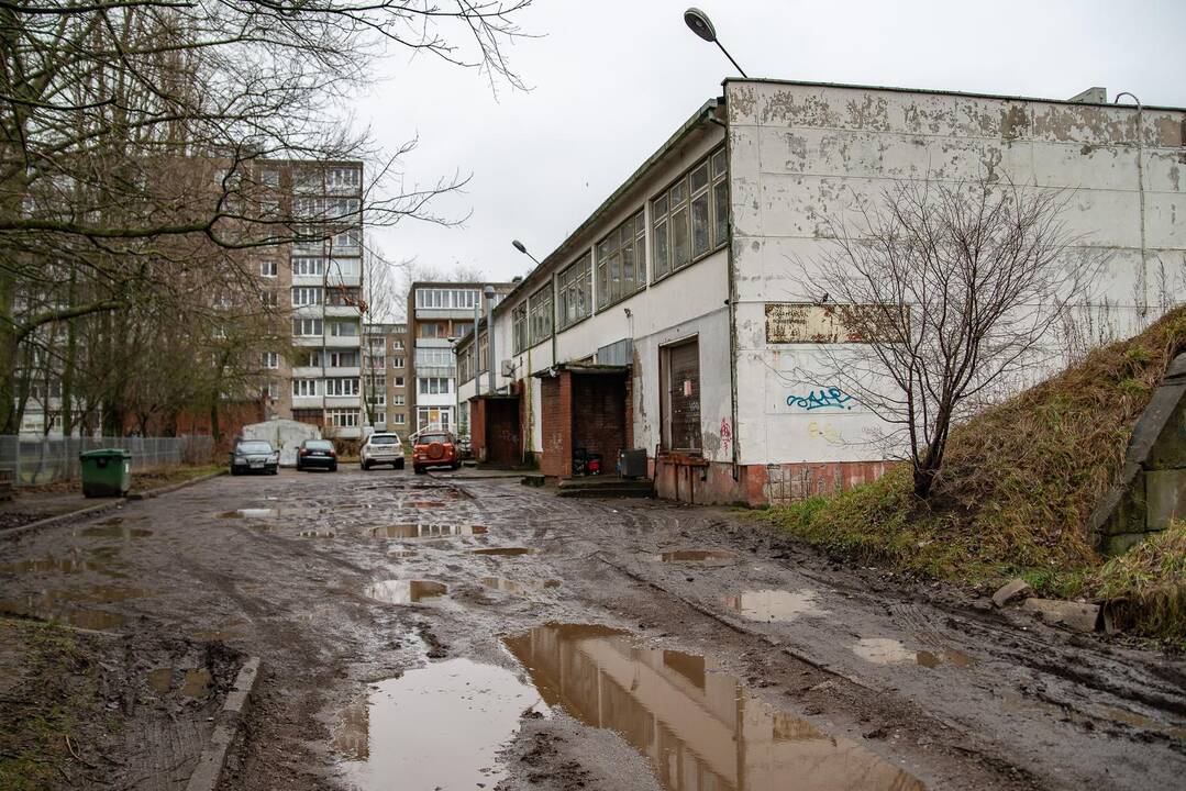Vaizdai: sunku patikėti, kad šiame pastate kadaise veikė ugdymo įstaiga. Dabar praeiviai vengia įkelti koją į jo teritoriją.