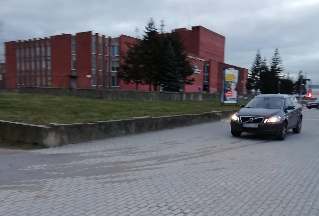 Savivalė: galima spėti, kad šaligatviais ties Žvejų rūmais po darbo valandų važinėja tėveliai, skubantys į darželį pasiimti savo atžalų.