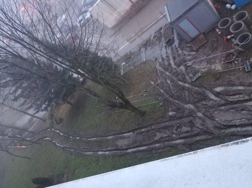 Skundžiasi: toks vaizdas pro daugiabučio namo langą gyventojams kelia siaubą.