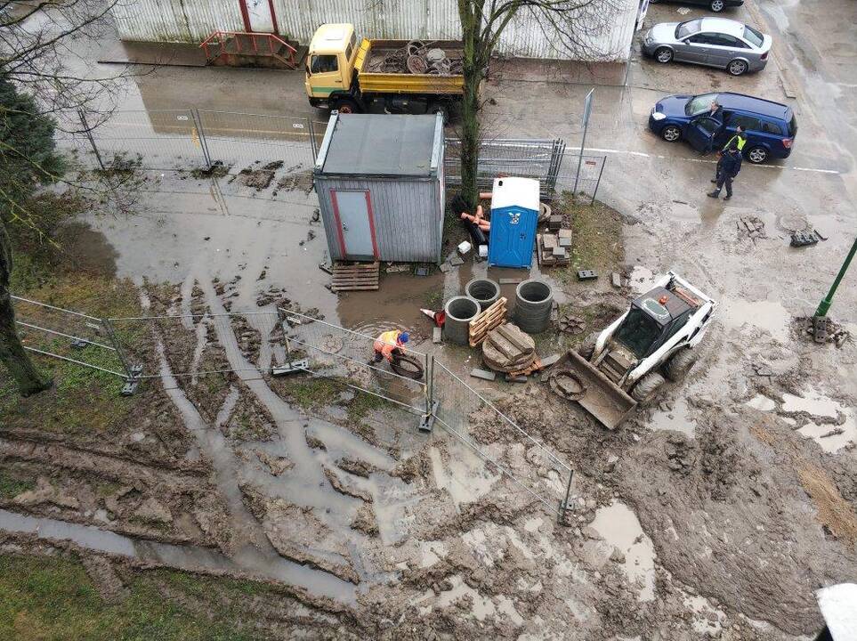 Skundžiasi: toks vaizdas pro daugiabučio namo langą gyventojams kelia siaubą.