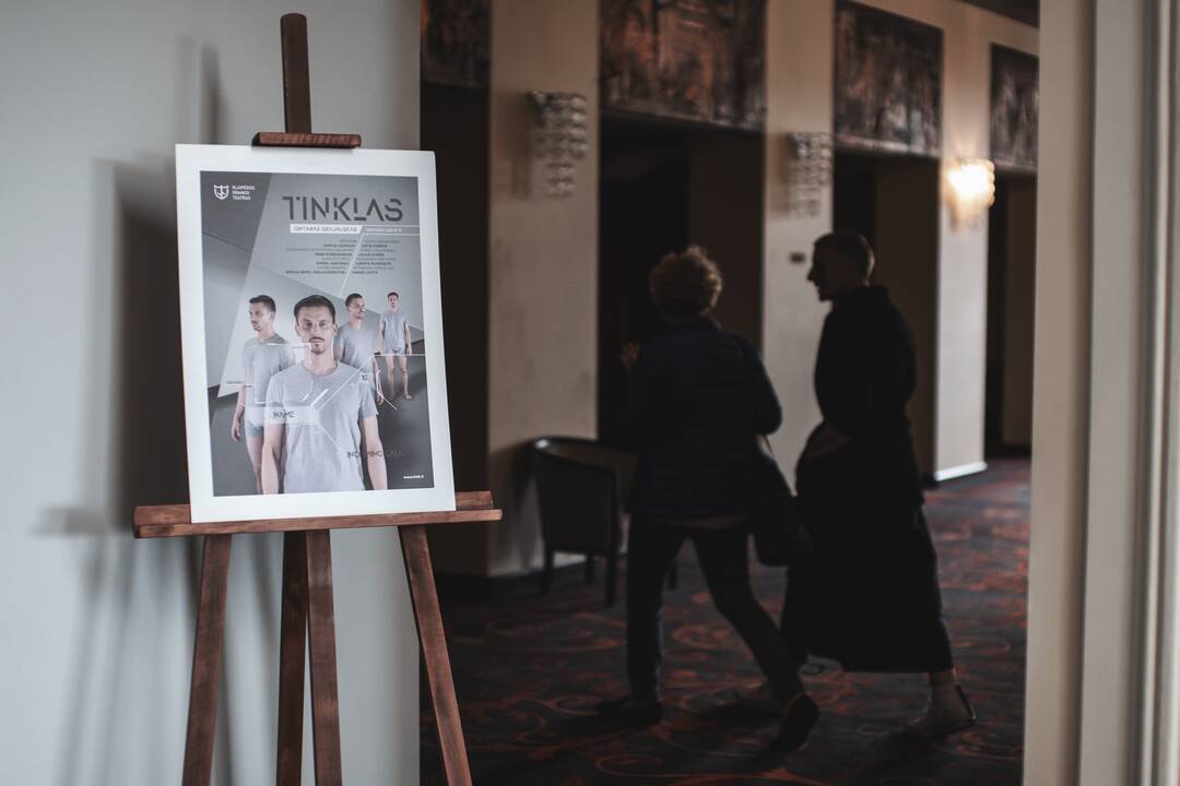 Temos: "Tinklas" – tai spektaklis apie žmogaus psichologinę, emocinę ir dvasinę savijautą technologizacijos laikotarpiu.