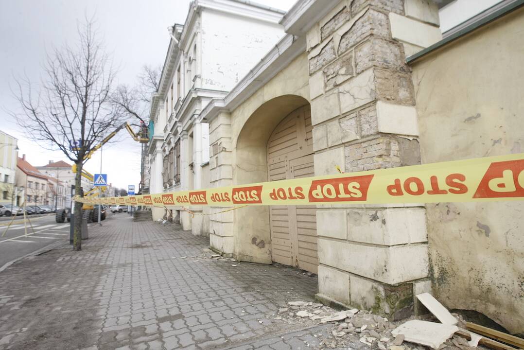 Nesaugu: nestabili pastato būklė gąsdina praeivius, byrantis tinkas kelia pavojų.