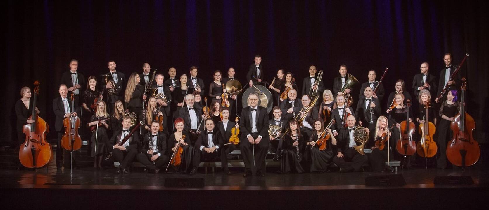 KVMT simfoninis orkestras, vadovaujamas vyriausiojo dirigento T. Ambrozaičio.