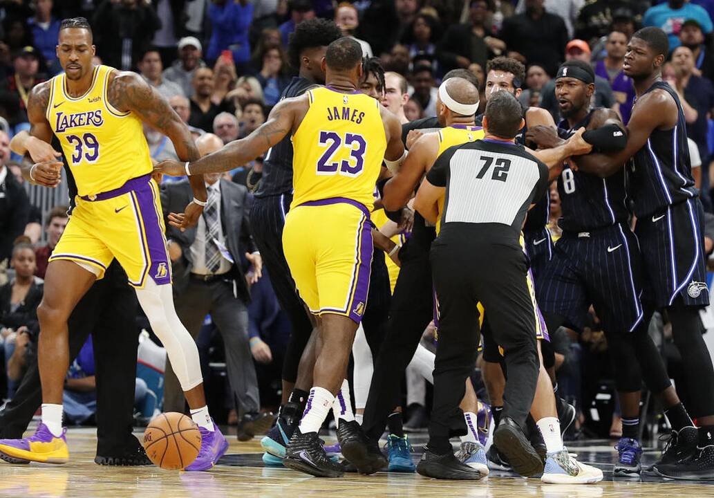 „Lakers“ pergalė pažymėta L. Jameso trigubu dubliu ir D. Howardo įpliekstu konfliktu