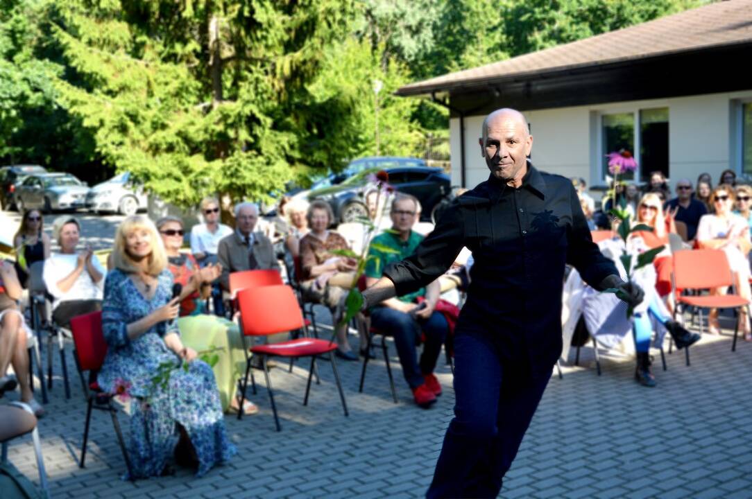 Daugiau nei dešimtmetį vasaromis Girulių bibliotekos kieme vyksta ciklo „Pėdink į Girulius“ renginiai.