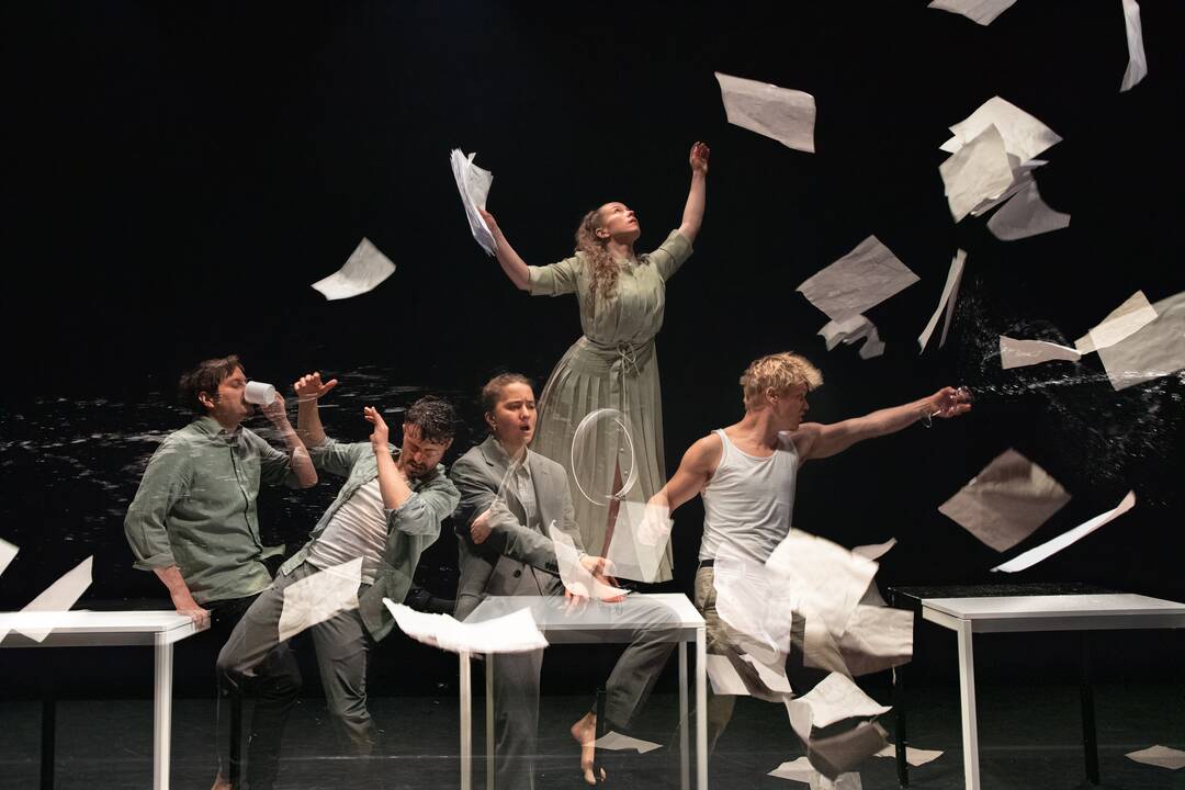 Scena iš spektaklis „Audros akis“ (choreogr. R.Ouramdane).