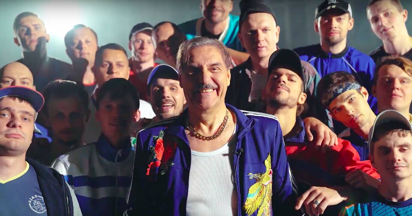 „Anties" lyderis A. Kaušpėdas moterims uždainavo persirengęs 90-ųjų gatvės mada