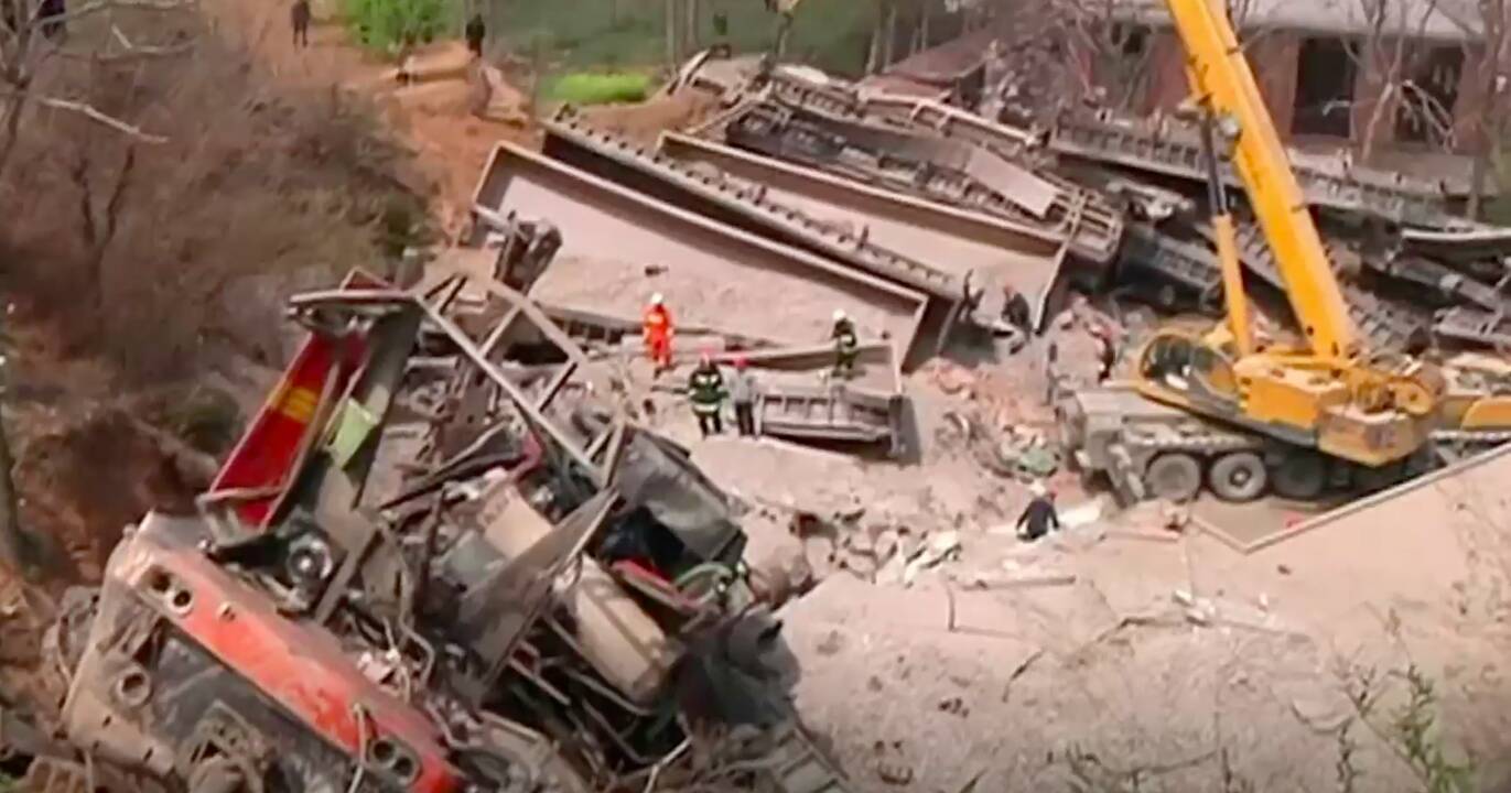 Kinijoje nuo bėgių nulėkus krovininiam traukiniui žuvo keturi žmonės