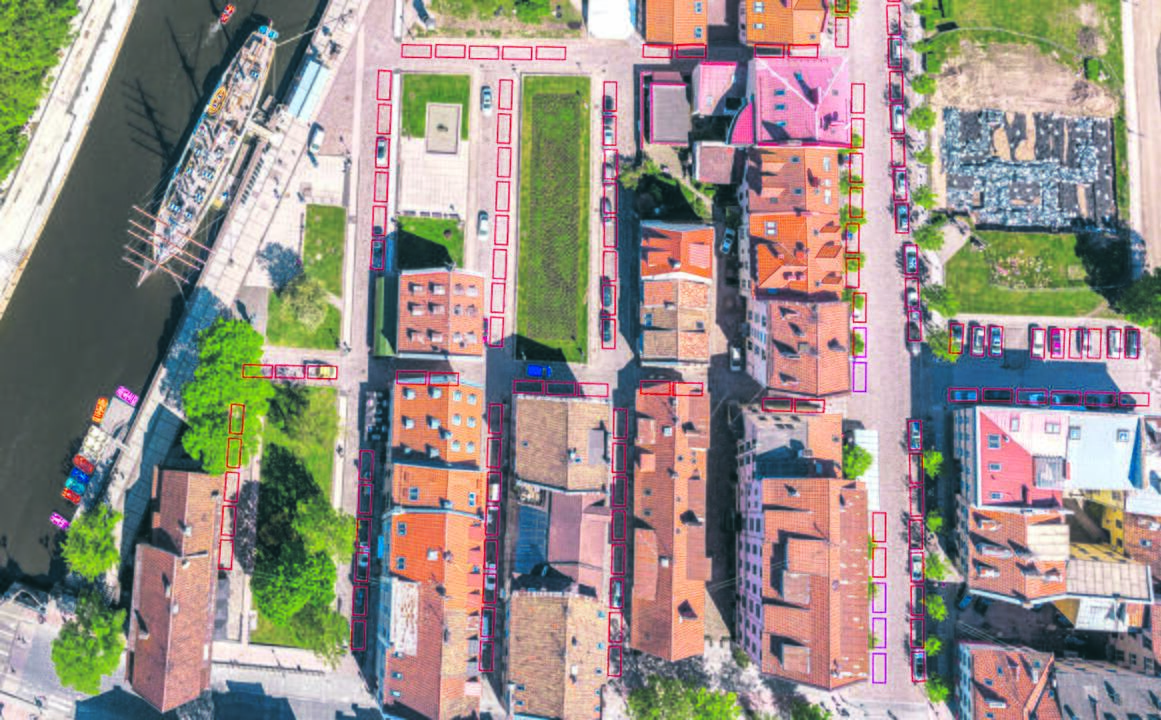 Senamiesčio vaizdo iš drono detalė su sužymėtomis parkavimo vietomis.