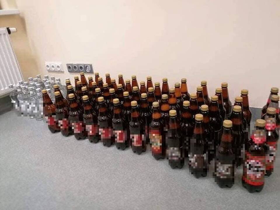 Telšių rajone pareigūnai rado nelegalaus alkoholio, cigarečių kontrabandą