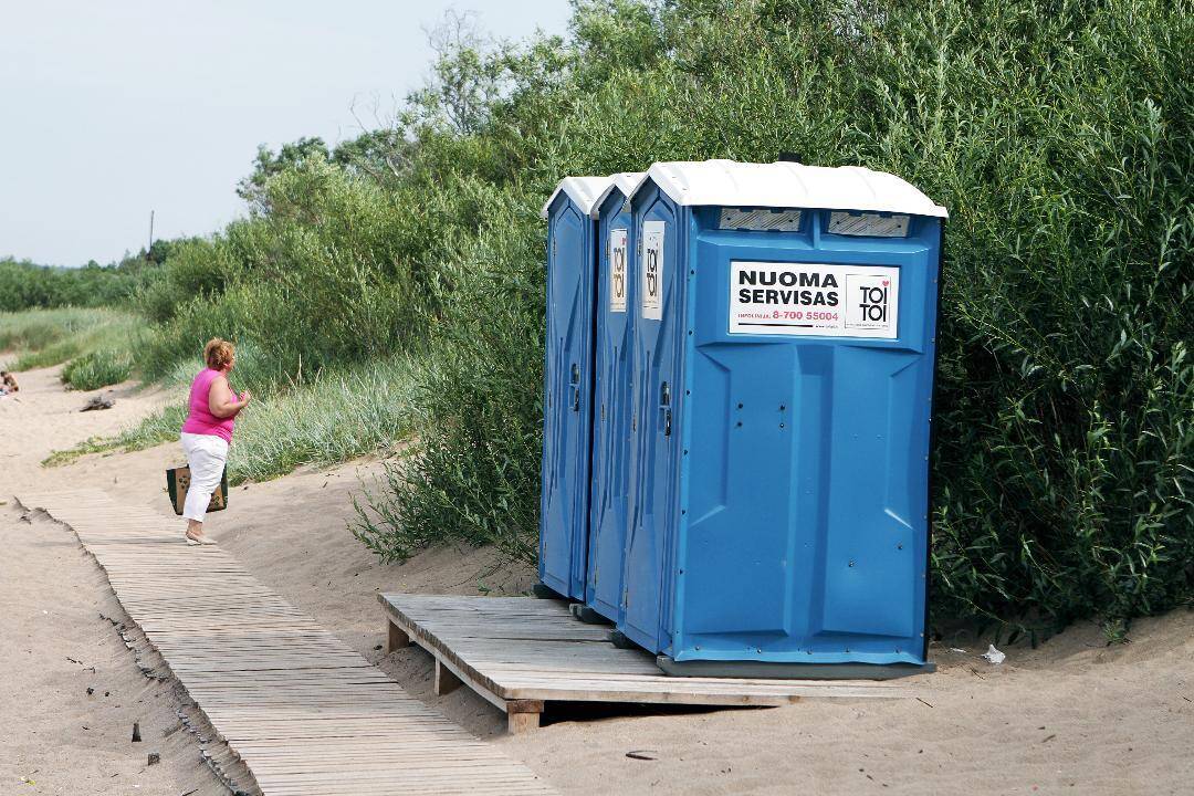 Patogumai: šiuos biotualetus pakeitus moderniais, įsisuko teismų karuselė. Vis dėlto teismas leido negriauti naujų statinių, o įpareigojo sutvarkyti projektinę dokumentaciją.