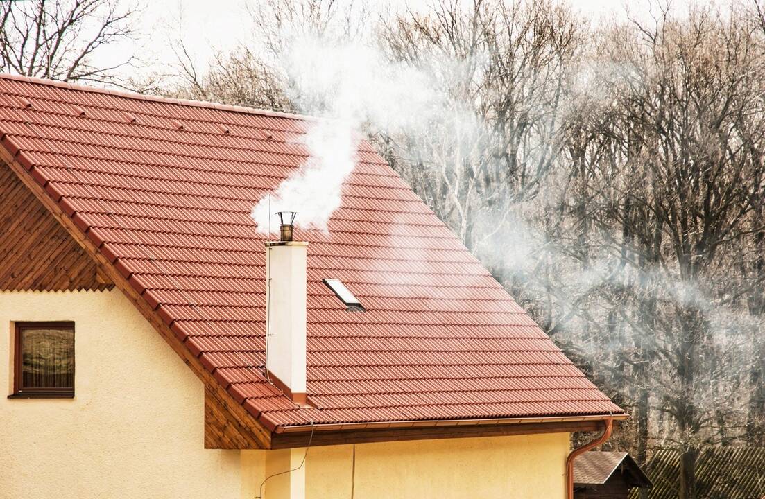 Pavojai: kai į krosnis patenka netinkamų kūrenti daiktų, kyla grėsmė ir žmonių sveikatai.