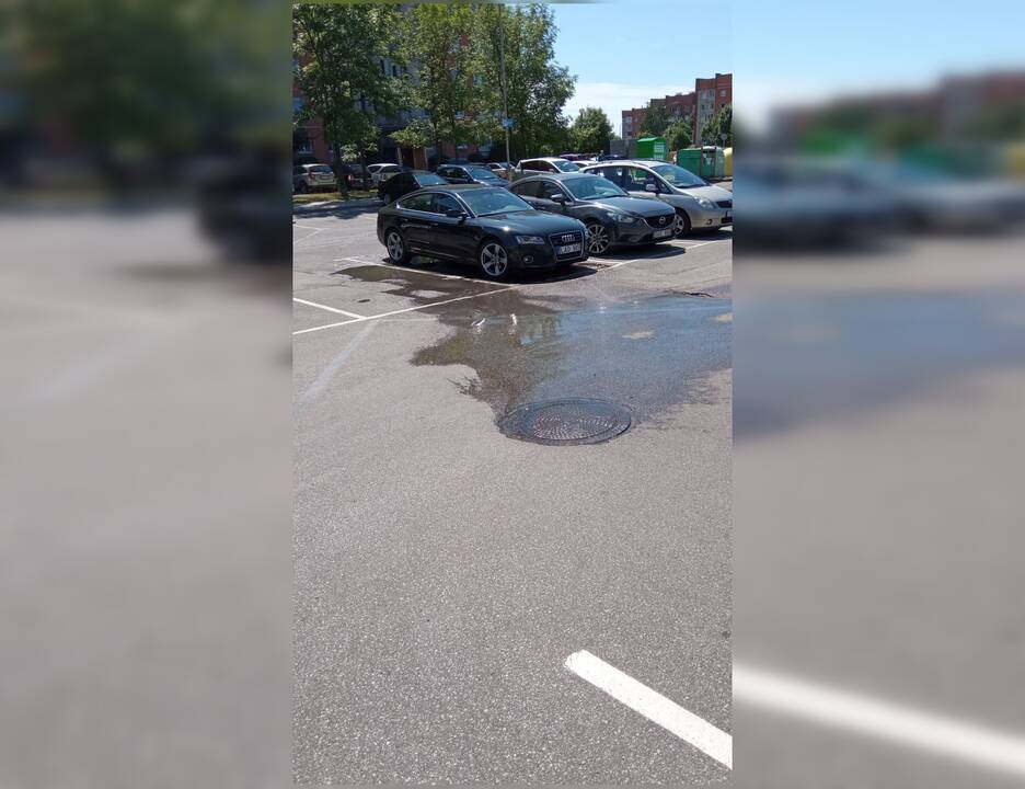 Išsiliejo: į mašinų stovėjimo aikštelę pasipylė dvokiantis vanduo.