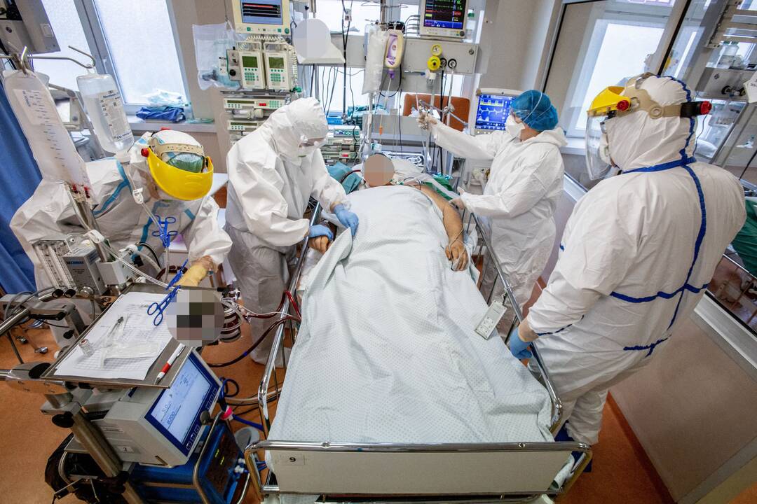 Išskirtiniai vaizdai iš Santaros klinikų: kaip gydomi COVID-19 ligoniai?
